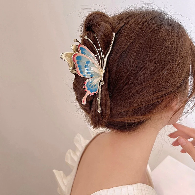Winged Allure Hair Claw