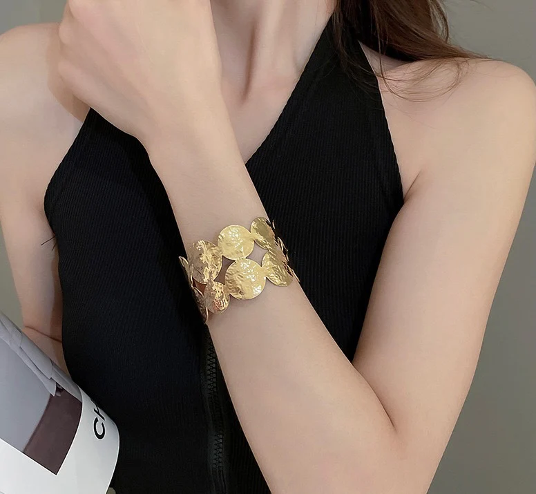 Chunky Cutout Handcuff