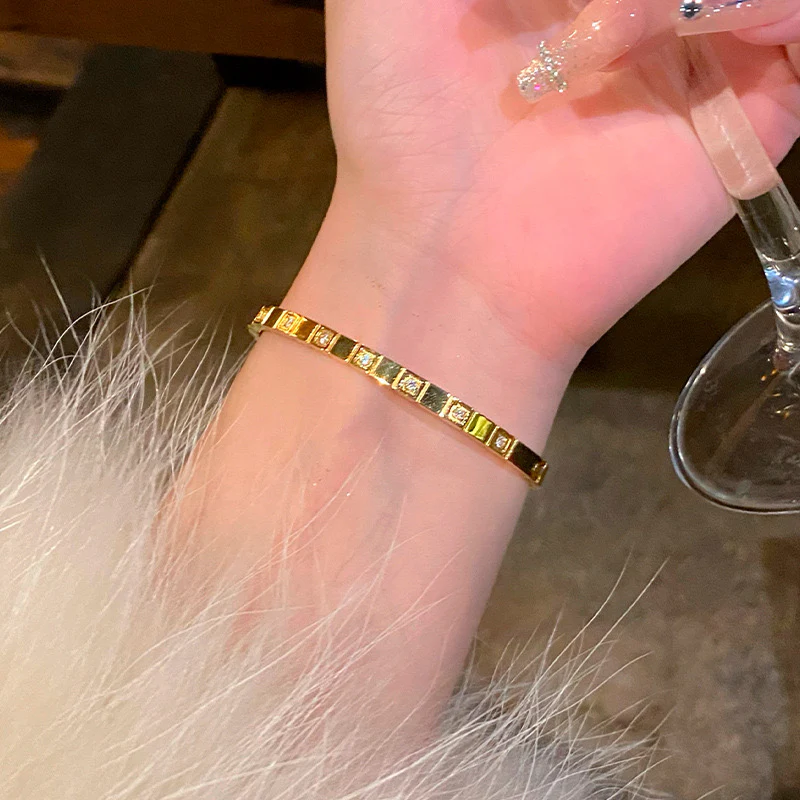 Estelle Viral Gold Bracelet- gold polish, stainless steel 