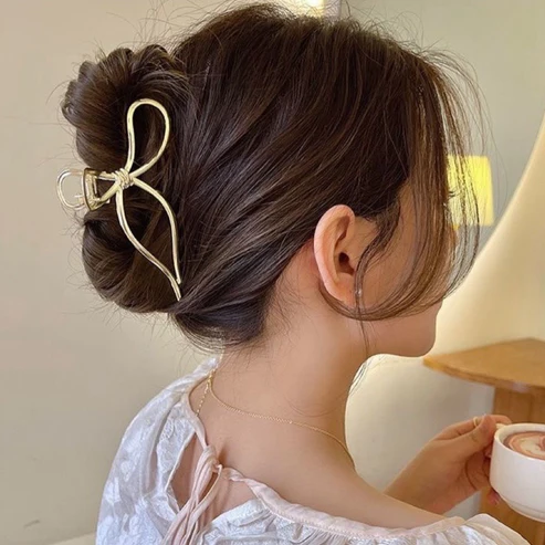 Golden-hour Coquette Hair Claw